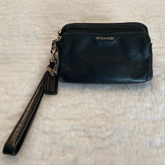 Coach Handbags - 🌺 Coach Black zipped Wallet 🌺
